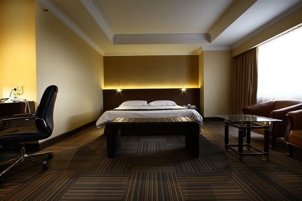 Aiho Hotel Медан Экстерьер фото